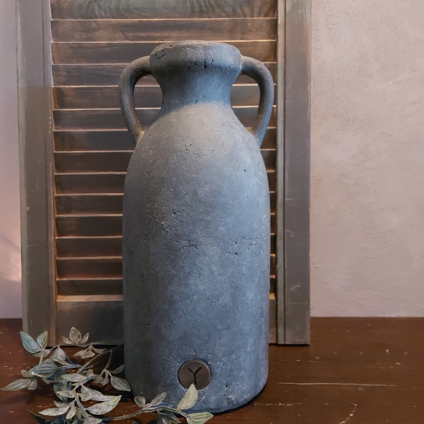 Vaas met twee oren van aardewerk in een grijze betonlook van het merk Brynxz uit de serie Majestic Vintage.