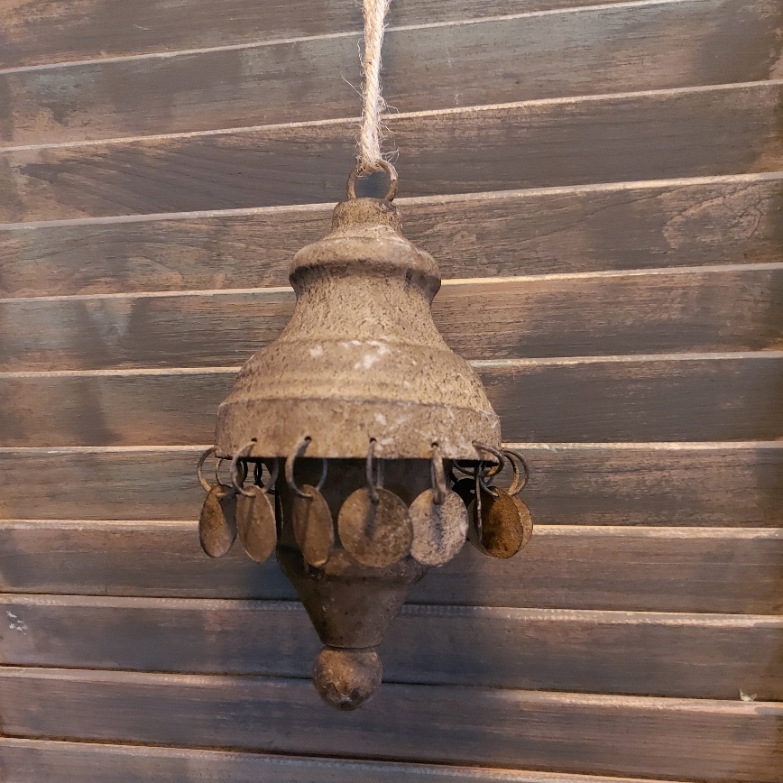 Hangend ornament met muntjes van geroest metaal, van het merk Countryfield.