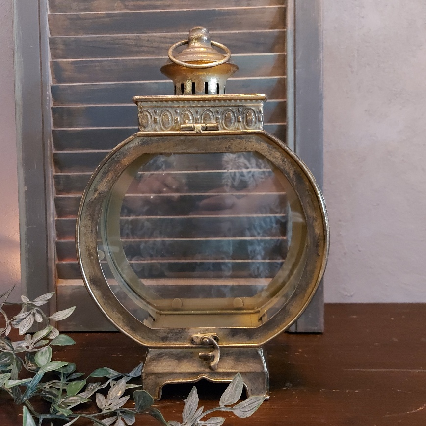 Lantaarn van metaal in een warme gouden kleur en glas, van het merk Countryfield.