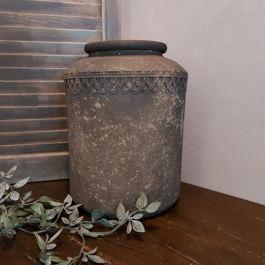 Vaas van metaal in een roest kleur van het merk Countryfield.