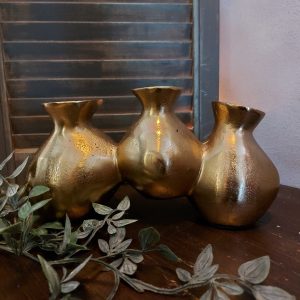 Tuitvaas van metaal in een messing kleur, van het merk Countryfield.