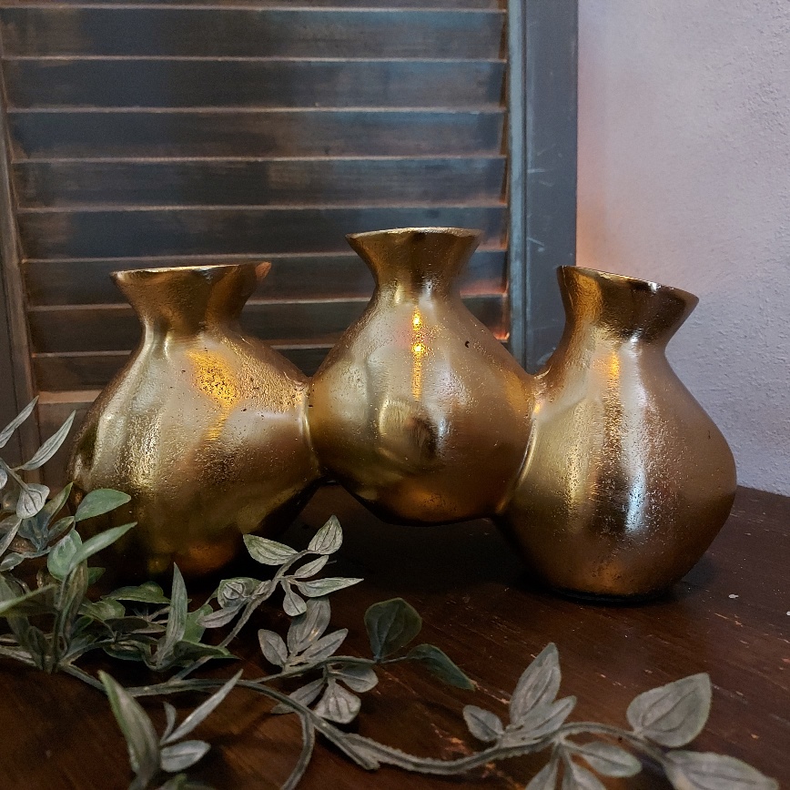 Tuitvaas van metaal in een messing kleur, van het merk Countryfield.