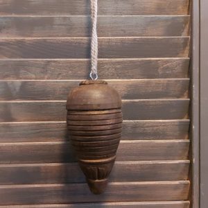 Pin van bruin gebeitst hout in het model van een tol.