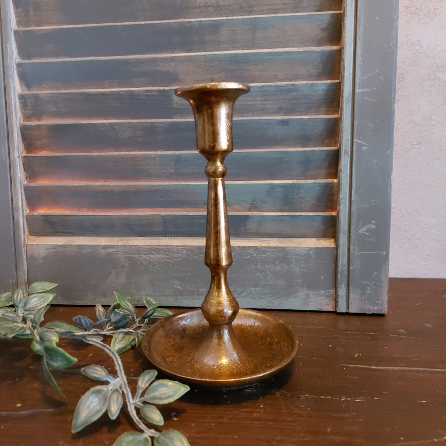 Kaarsenstandaard voor een dinerkaars van metaal in een warm gouden kleur, van het merk Mansion Atmosphere.