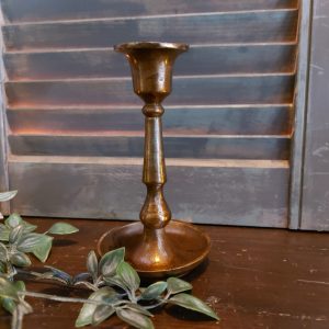 Kaarsenstandaard voor een dinerkaars van metaal in een warm gouden kleur, van het merk Mansion Atmosphere.