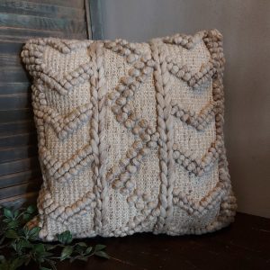 Crème kleurig kussen van grof geweven katoen, van het merk Mansion Atmosphere