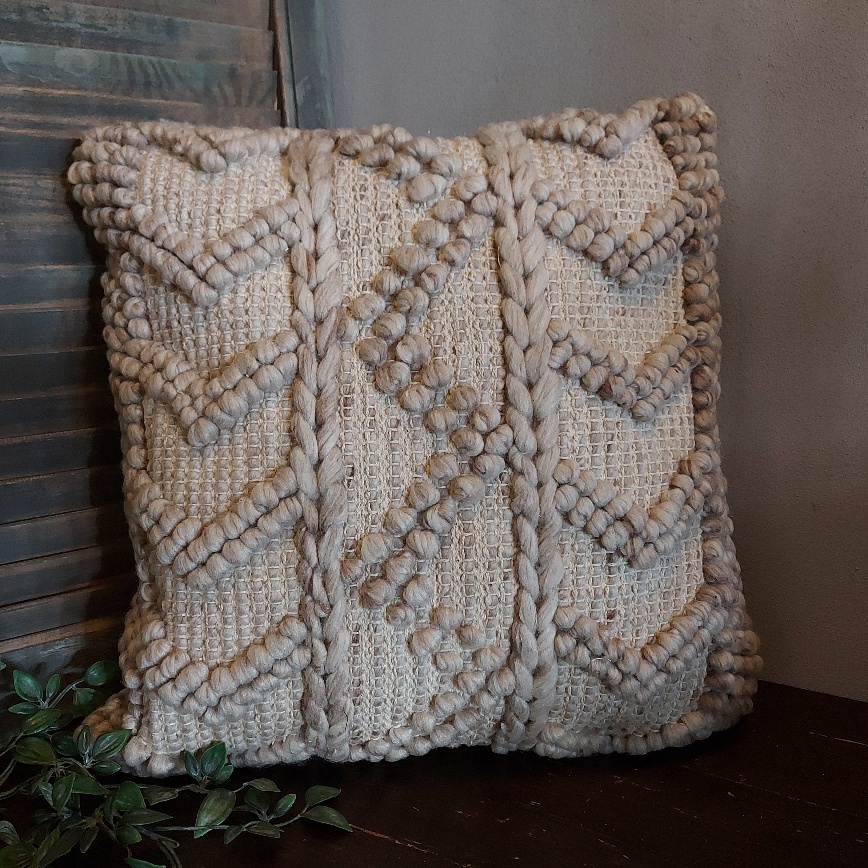 Crème kleurig kussen van grof geweven katoen, van het merk Mansion Atmosphere