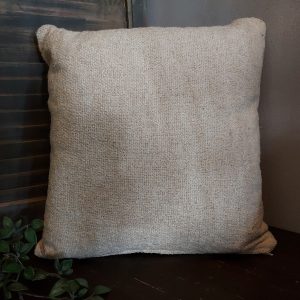 Crème kleurig kussen van grof geweven katoen, van het merk Mansion Atmosphere