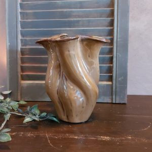 Bloemenvaas van geglazuurd aardewerk in een licht bruine kleur, van het merk Mansion Atmosphere.