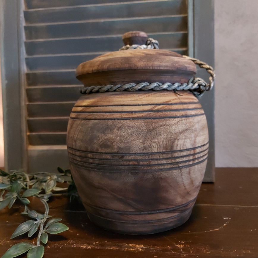 Donkerbruine pot van hout, met deksel.