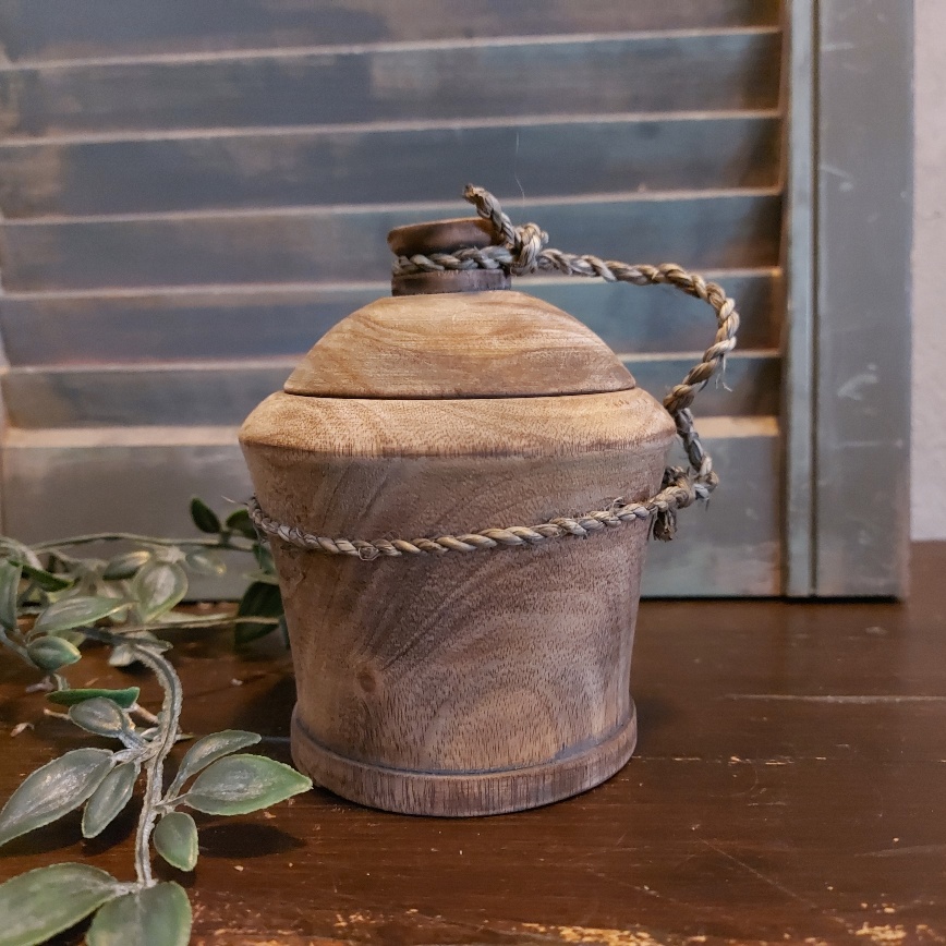 Nepalese pot van hout met deksel in een donkerbruine kleur.