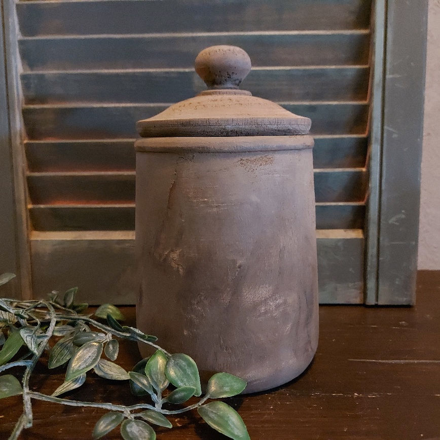 Nepalese pot van hout met deksel in een donkerbruine kleur.