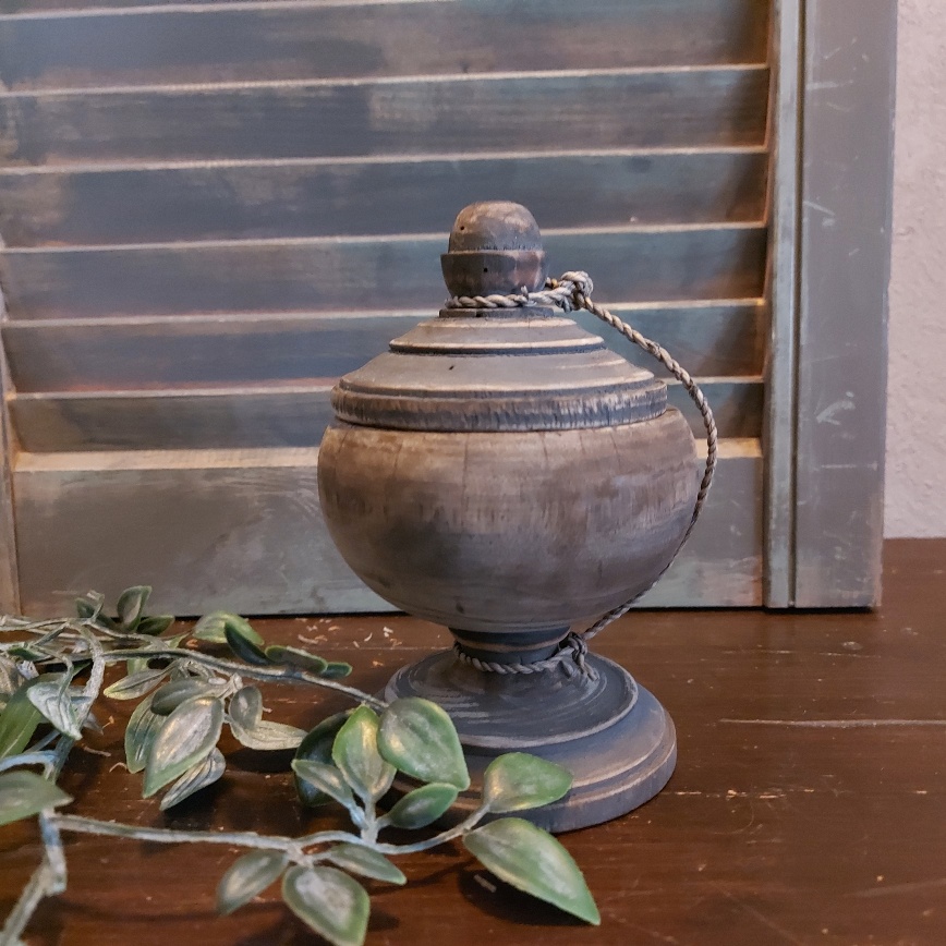 Nepalese pot van hout met deksel in een donkerbruine kleur. Dit potje is ook te gebruiken als sfeerlicht.