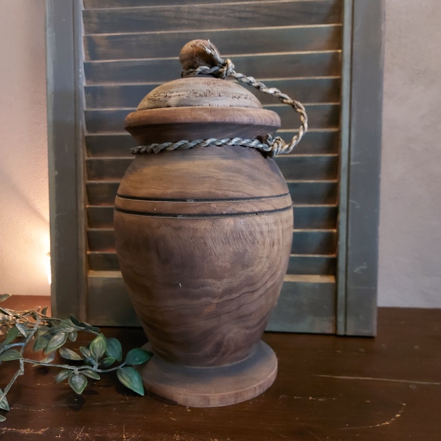Nepalese pot van hout met deksel in een donkerbruine kleur.