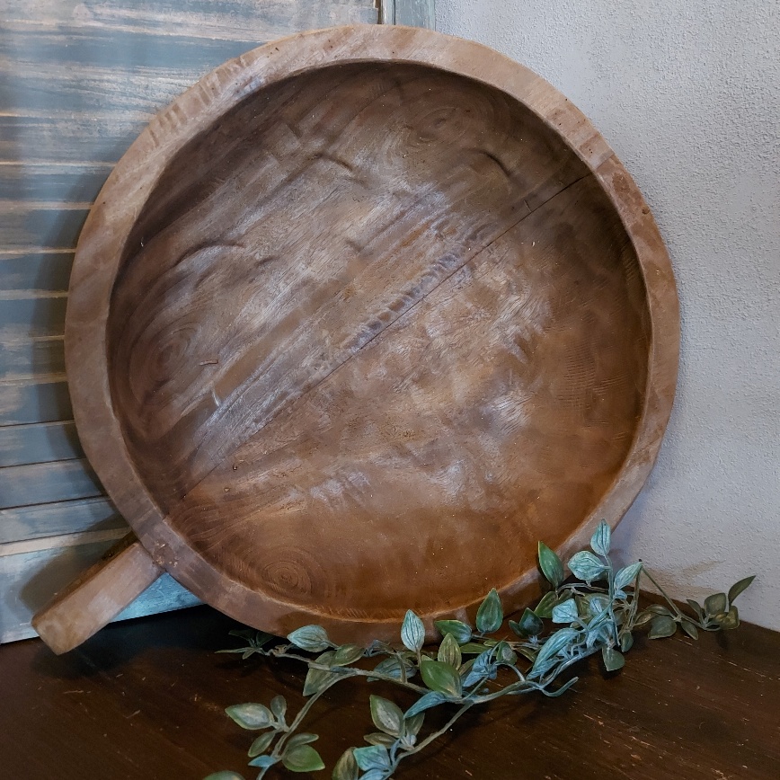 Grote ronde schaal met een oor van Mangohout.