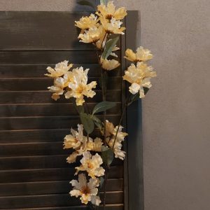 Kornoelje kunstbloem met bloemen in een crème witte kleur van het merk Sylxz van Brynxz.