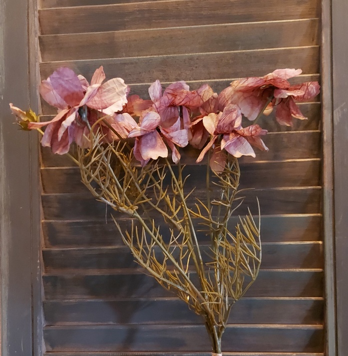 Twee takken met Cosmea zijden bloemen in een oud roze kleur, van het merk Brynxz van Sylxz.