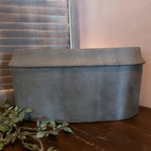 Ovale bloempot van aardewerk in een beton grijze kleur, van het merk Brynxz uit de serie Majestic Vintage.