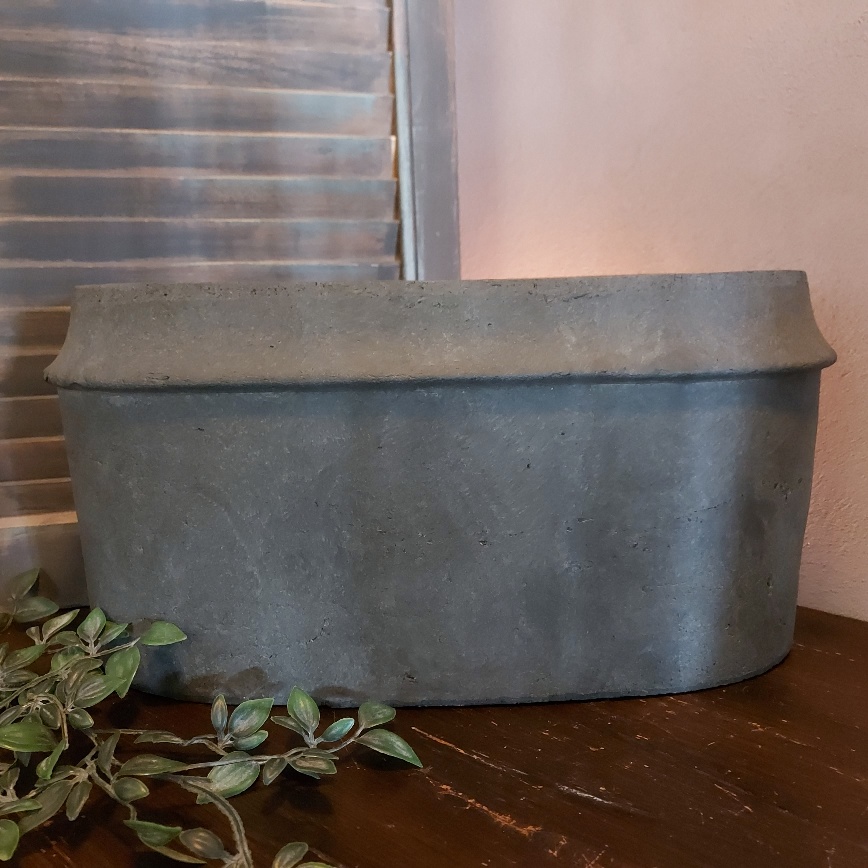 Ovale bloempot van aardewerk in een beton grijze kleur, van het merk Brynxz uit de serie Majestic Vintage.