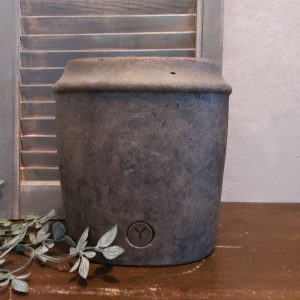 Ovale bloempot van aardewerk in een warm bruine kleur, van het merk Brynxz uit de serie Majestic Brown.