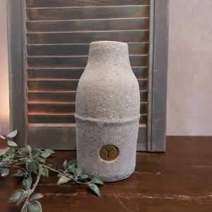 Fles van aardewerk in een aardse kleurtinten, van het merk Brynxz uit de serie Lime Stone.