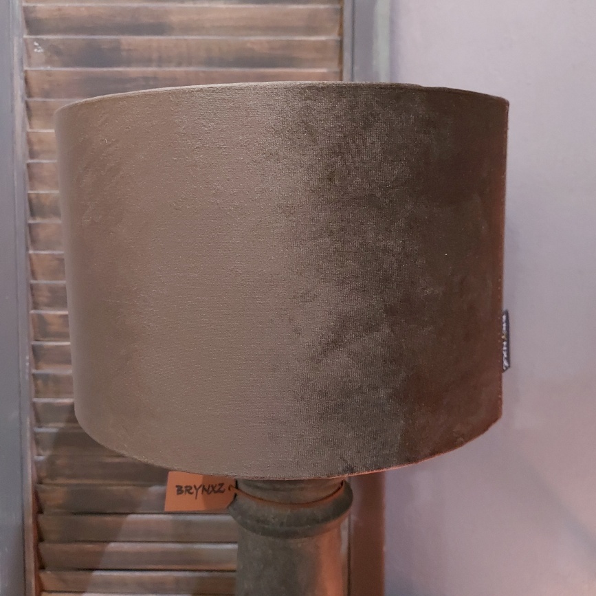 Velvet lampenkap in een bruine kleur van 32 bij 21 cm, van het merk Brynxz.