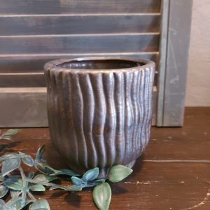 Bloempot van aardewerk in een koperkleur, van het merk Countryfield.