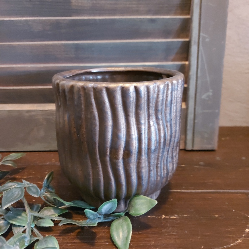 Bloempot van aardewerk in een koperkleur, van het merk Countryfield.