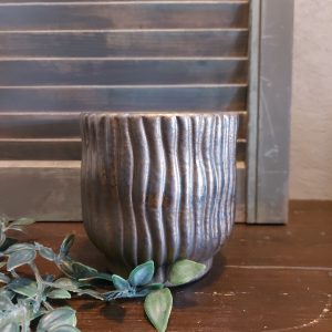 Bloempot van aardewerk in een koperkleur, van het merk Countryfield.