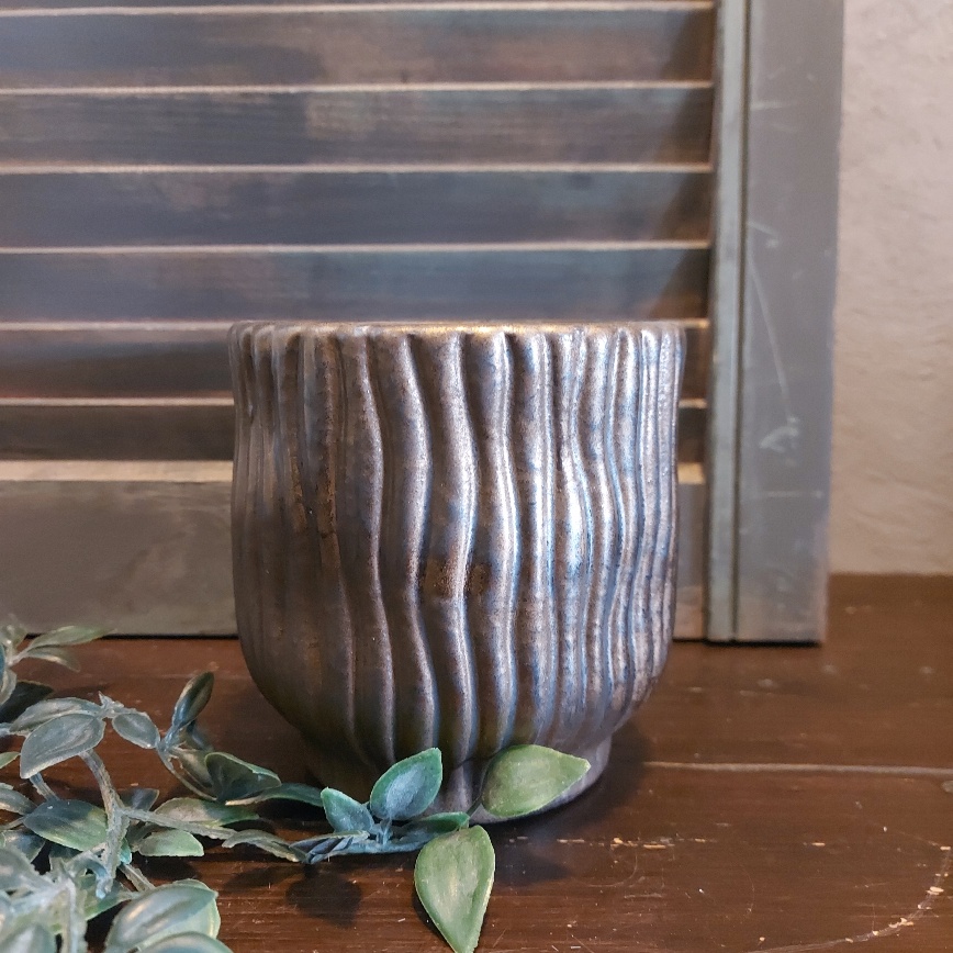 Bloempot van aardewerk in een koperkleur, van het merk Countryfield.
