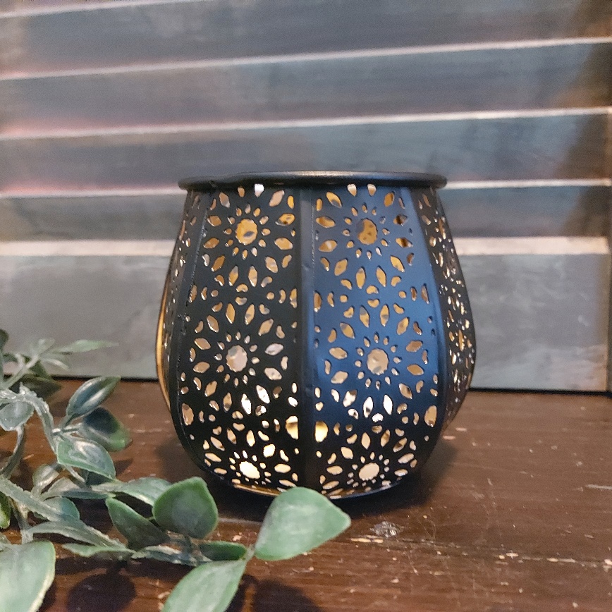 Theelichthouder van metaal met een mat zwarte buitenkant en goudkleurige binnenzijde, van het merk Countryfield.