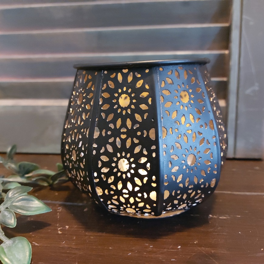 Theelichthouder van metaal met een mat zwarte buitenkant en goudkleurige binnenzijde, van het merk Countryfield.