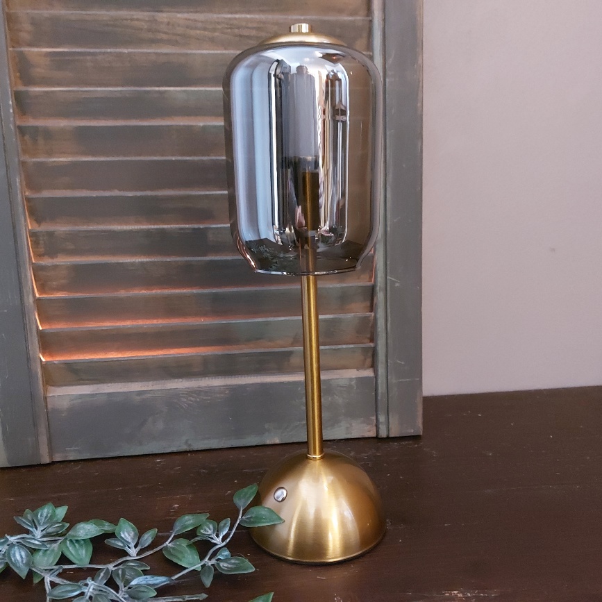 Oplaadbare tafellamp van metaal en glas inclusief USB kabel en verlichting, van het merk Mansion Atmosphere.