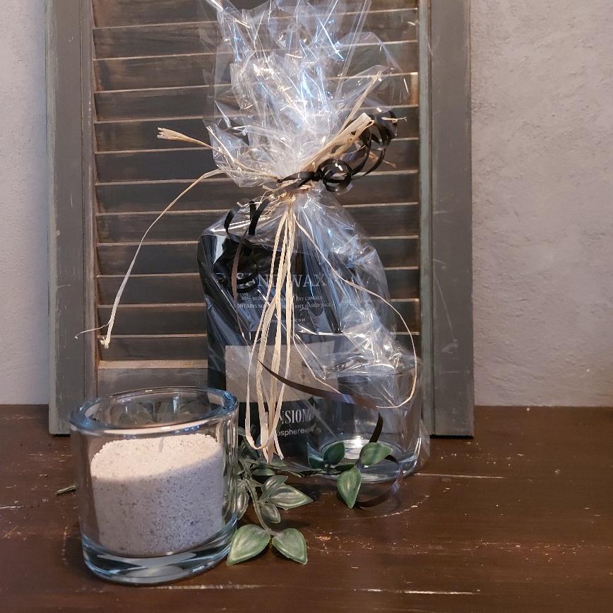 Cadeau verpakking met licht bruin kaarsenzand met een sfeerglas, van het merk Mansion Atmosphere.