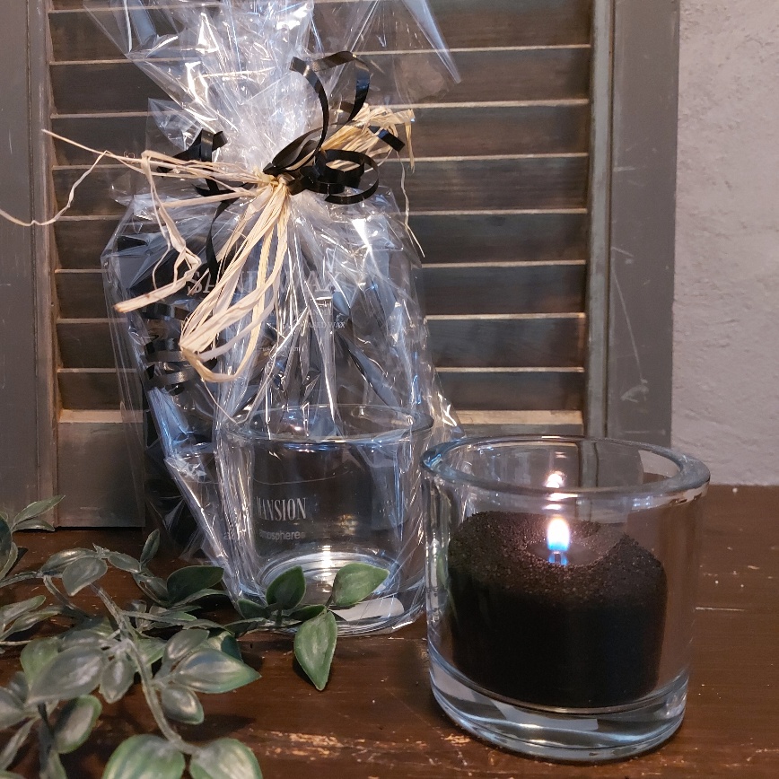 Cadeau verpakking met zwart kleurig kaarsenzand met een sfeerglas, van het merk Mansion Atmosphere.
