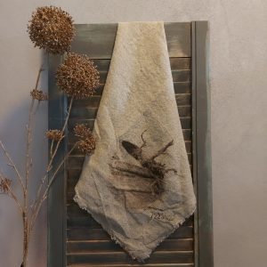 Shabby doek van linnen in een naturel kleur, met de afbeelding van een stilleven van een pot met takken.