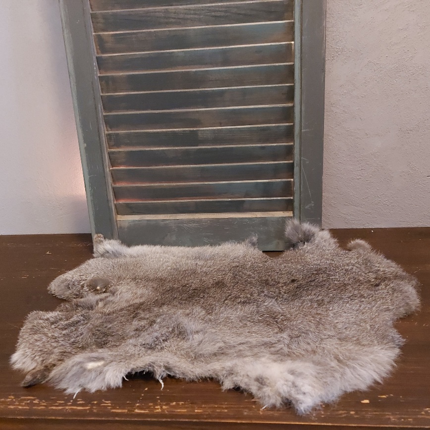 Vacht van een konijn om mee te decoreren in grijze kleurtinten.