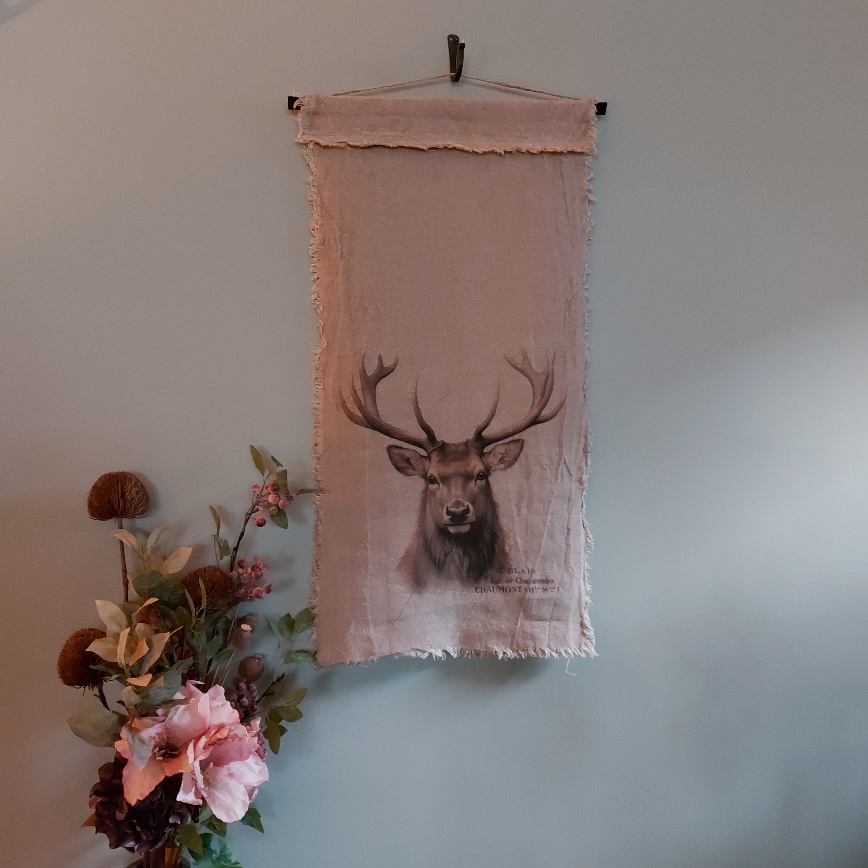 Wandkleed met de afbeelding van een hert, gedrukt op naturel kleurig Shabby linnen.