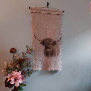 Wandkleed met de afbeelding van een Schotse Hooglander, gedrukt op naturel kleurig Shabby linnen.