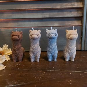 Handgemaakte alpaca kaarsjes, verkrijgbaar in diverse kleuren.