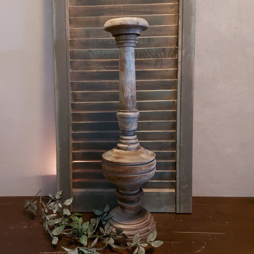 Lichtbruine baluster kandelaar van hout voor een stompkaars van 8 cm.