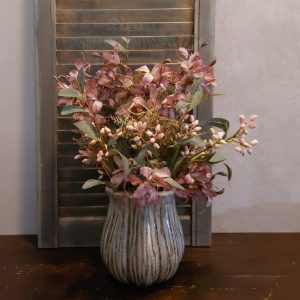 Bloemenarrangement in vaas. Exclusief verkrijgbaar bij Creatieve Decoraties voor Jou.