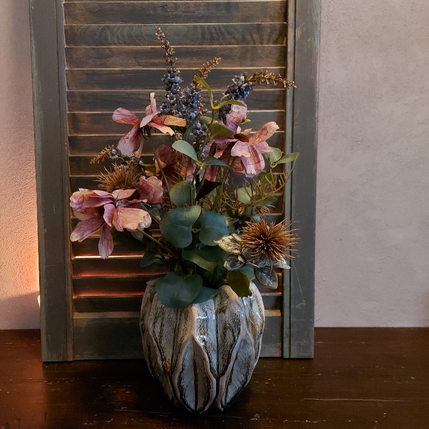 Bloemenarrangement in vaas. Exclusief verkrijgbaar bij Creatieve Decoraties voor Jou.