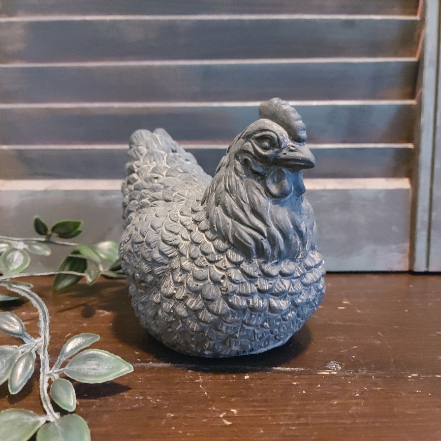 Kip van aardewerk in een betonlook van het merk Brynxz, uit de serie Majestic Vintage