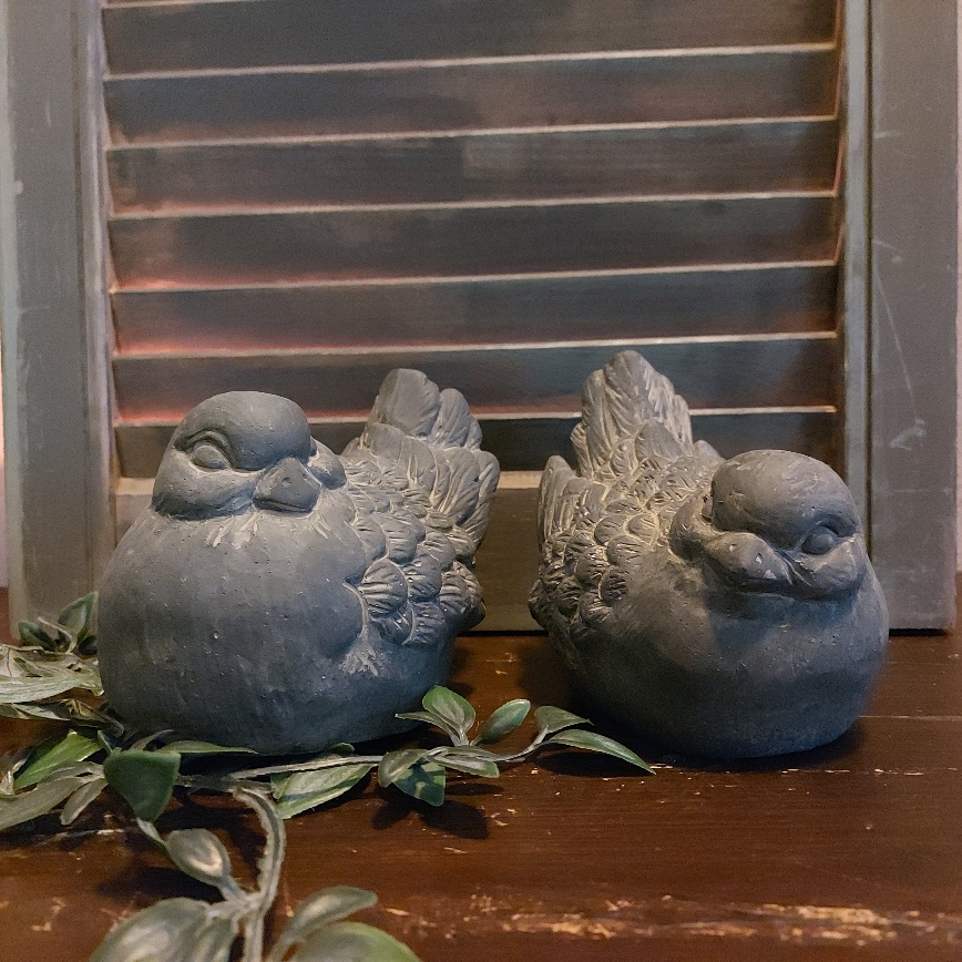 Set van twee vogeltjes van aardewerk in een grijze beton kleur, van het merk Brynxz uit de serie Majestic Vintage.