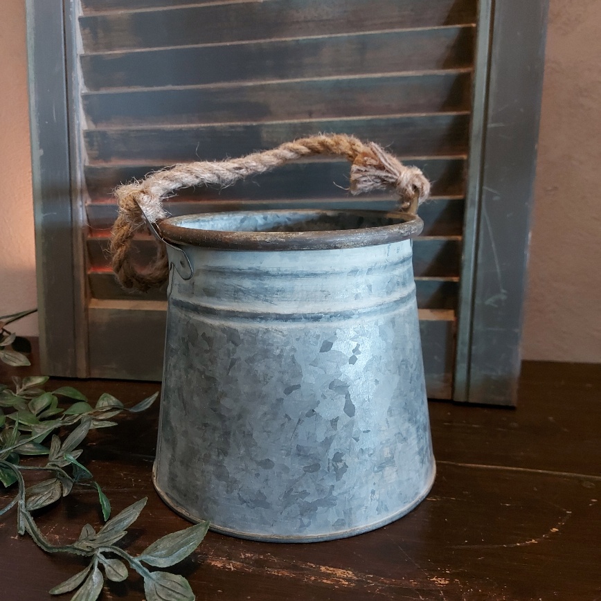 Zinken bloempot van Countryfield, met jute hengsel.