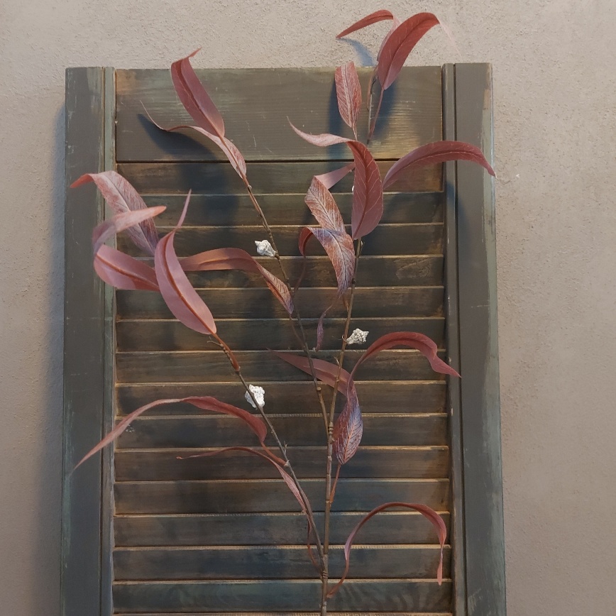 Eucalyptus kunst tak met rood blad en witte vruchtjes, van het merk Countryfield.