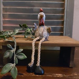 Kip van aardewerk met bungelbeentjes, van het merk Countryfield.