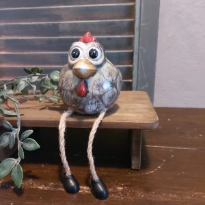 Kip van aardewerk met bungelbeentjes, van het merk Countryfield.