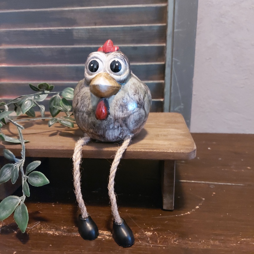 Kip van aardewerk met bungelbeentjes, van het merk Countryfield.